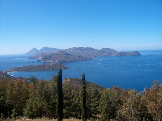 Veduta da Capo Grillo - sullo sfondo Lipari e Salina
