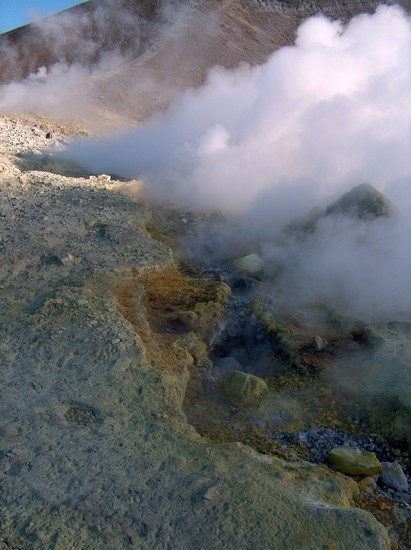 Attività fumarolica sull'orlo craterico