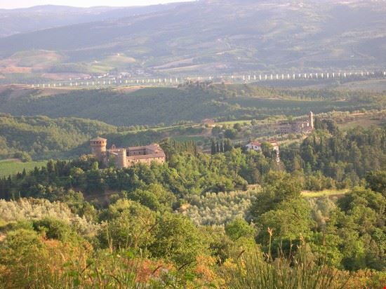  Antico Castllo Medioevale, oggi di proprietà del Marchese Antinori nelle cui proprietà adiacenti produce vini di pregiata fattura.  
