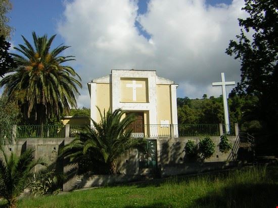  Chiesetta situata sulla collina di Sapri, dove viene venerata la Madonna "Trovatella", così chiamata, perché la statua che raffigura la vergine Santa è stata ritrovata tra le macerie dei bombardamenti della Seconda Guerra Mondiale  