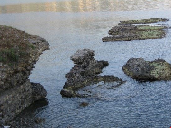  Resti di antiche mura romane nel mare della baia di Sapri  