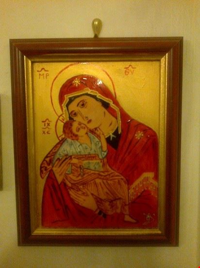  Vive a San Cosatantino Albanese Giulia. E' un'artista che sa eseguire delle opere d'arte su vetro,legno e materiali pregiati. E' forse una delle ultime ragazze che sanno confezionare un costume originale albanese, sia maschile che femminile.Sono riuscito a portarmi a casa queste splendie realizzazioni che eseguiva nel suo laboratorio.Ha dovuto chiuderlo perchè impossibilitata a realizzare le spese.Peccato.Voi giovani cercate di fare qualcosa per salvare il salvabile.Io sono dispiaciuto perchè i valori vanno perduti come i ricordi.  