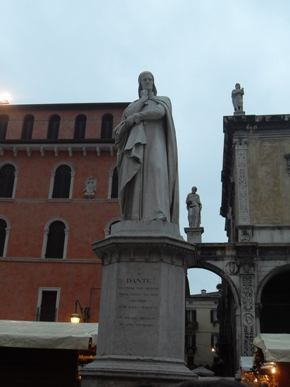 statua Dante Alighieri