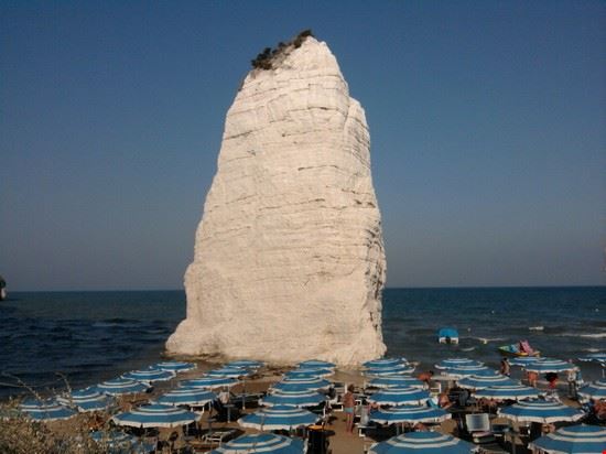 Spiaggia di Pizzomunno All'inizio della "Scialara" E. Mattei ,l'emblema di Vieste : il Pizzomunno ti aspetta.  