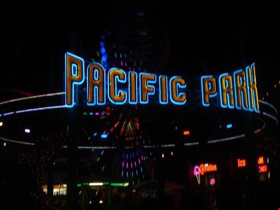  giostre, tiro al piattello, ruota panoramica,zucchero filato e carretto degli hot dog. Una serata perfetta nel lunapark più inquadrato del cinema.  