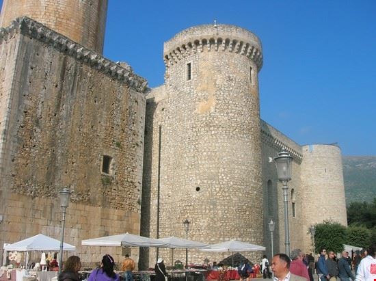  Nella foto è rappresentato uno scorcio del castello con al di sotto il mercatino dei prodotti tipici locali.  