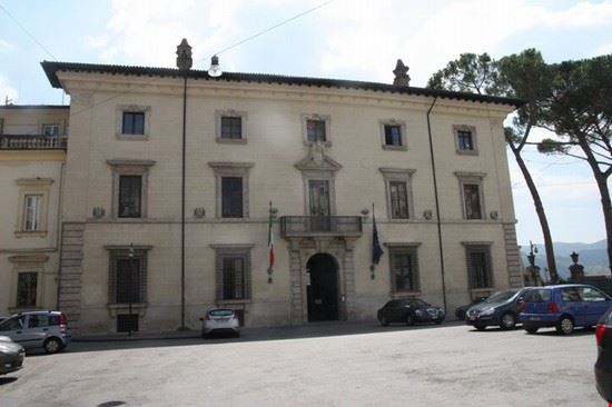  La bella facciata del Palazzo del Governo con a lato il giardino e la Loggio del Vignola  