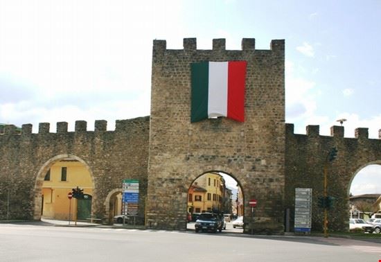  Le mura medioevali son ben conservate e chiudono tutto il lato nord - est della Città  