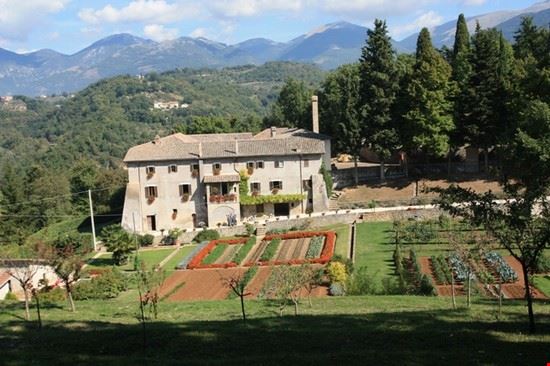 Il Santuario Francescano de "La Foresta", a 4 Km da Rieti, è quello dove S. Francesco si ammalò agli occhi e fece il Miracolo dell'Uva.  