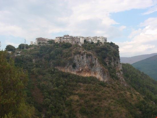  vista del paese di Camerota, arroccato su uno sperone di roccia  