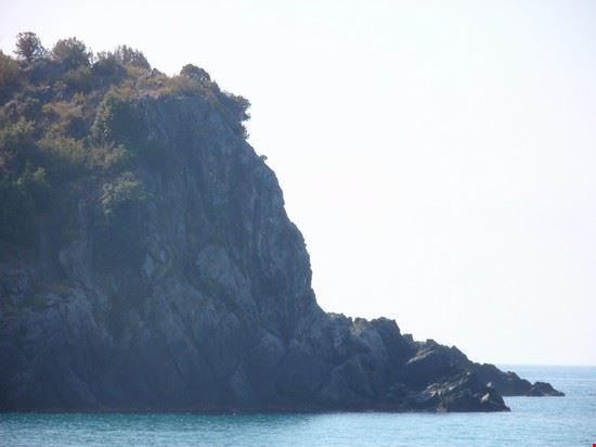  una vista della costa rocciosa di Marina di Camerota  