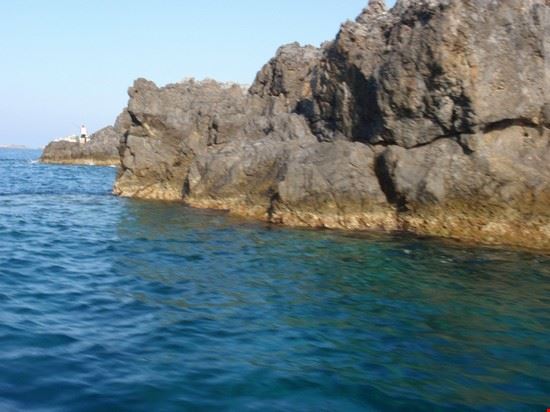  altra vista della costa rocciosa e del mare blu  