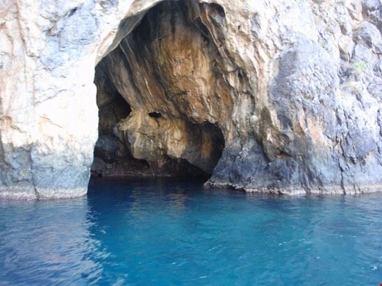  una delle tante grotte visibili dalla barca  