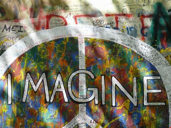 John Lennon Wall Praga sootra / Shutterstock.com 
