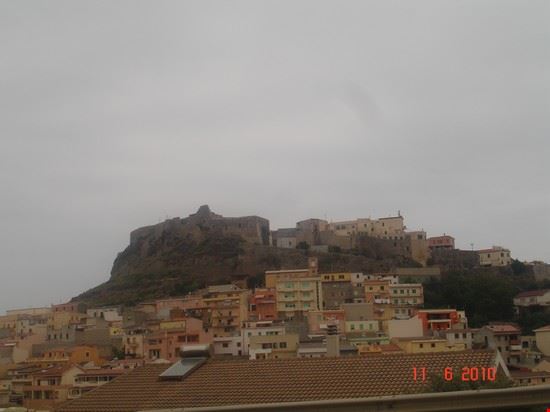 castelsardo fantastico paesino sardo famoso per la produzione dei cesti in vimini  