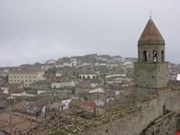 panoramica sul centro storico; in primo piano, il campanile del Castello ducale