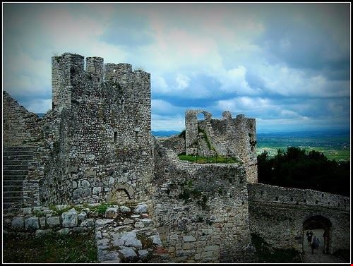  Berat è una città del sud dell'Albania. È il capoluogo del distretto di Berat e della prefettura di Berat. Area: 6,3 km² Meteo: 10°C, vento NE a 6 km/h, umidità 87%  