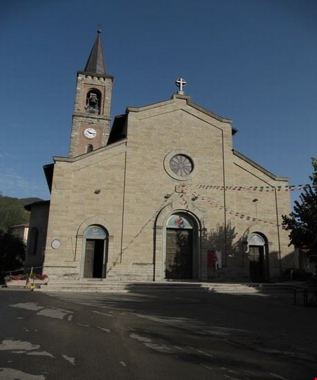  La chiesa di San Giovanni Battista si trova a Ferriere in Piazza delle Miniere . Venne eretta tra il 1922 e il 1929 .  