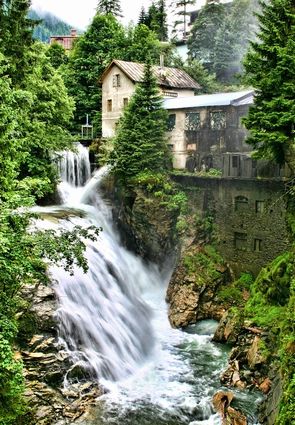Cascata fra le Alpi Austriache