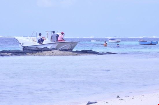  Alcuni pescatori di Belle Mare, qui la pesca è una delle risorse più importanti  