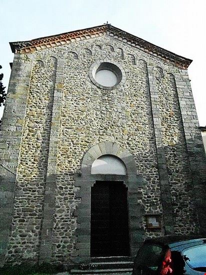  la facciata dell'antica abbazia  