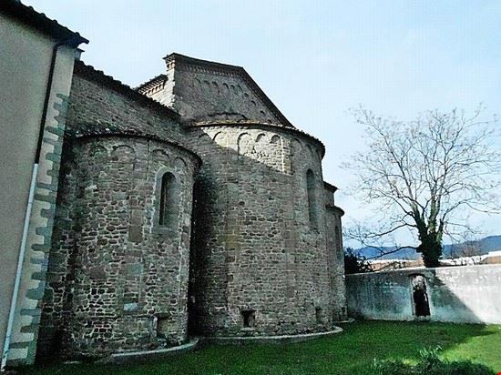  i tre absidi dell'abbazia(parte retrostante)  