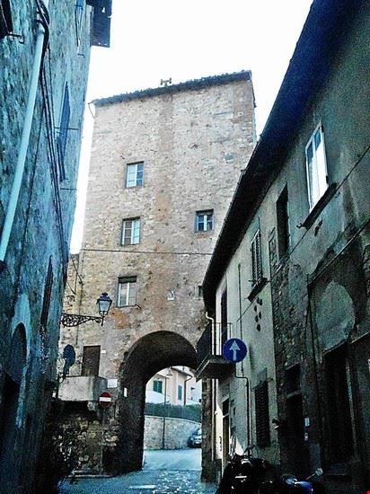  la splendida porta a san Miniato nella zona castello a Signa  