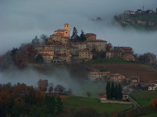 Montecorone fra la nebbia