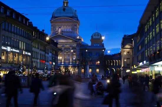 Zeitglocknturm Come tutte le capitali europee, anche Berna gode di una buona vita notturna. Bar, locali, discoteche, pub. Ad ognuno il suo divertimento. Annalisa Polli - Annalisa Polli Annalisa Polli