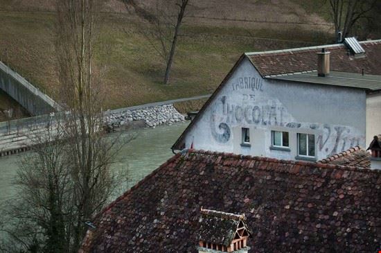  Chiudendo gli occhi sembra ancora di sentire il profumo del cioccolato. La prima fabbrica del cioccolato forse più famoso d'Europa aveva la sede qui, accanto agli argini del fiume. Annalisa Polli - Annalisa Polli Annalisa Polli