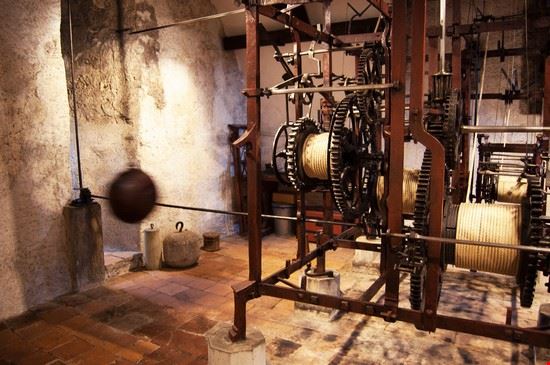 Zeitglocknturm Tra ticchettii ed ingranaggi si svela il fascino dei meccanismi della torre dell'orologio, simbolo della città Annalisa Polli - Annalisa Polli Annalisa Polli
