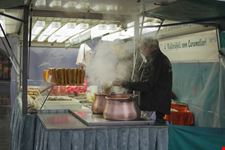 Bancarelle in piazza, mercato ore 8
