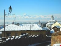 Bra, la neve fa splendere i tetti.
