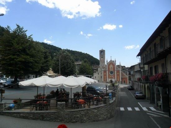  La piazza con la chiesa  