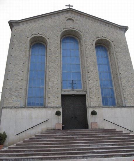  Facciata della Chiesa di Farini; la chiesa si trova in Piazza Marconi .  