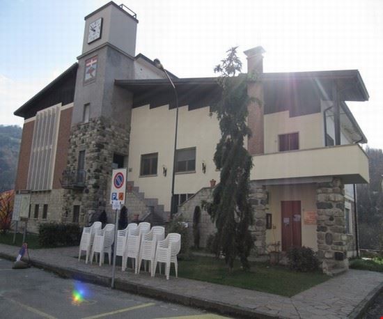  Sede del Comune di Farini .
Sotto L'orologio c' è lo stemma del comune .  
