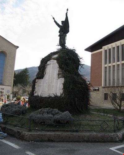  Il monumento si trova in Pizza Marconi a Farini .  