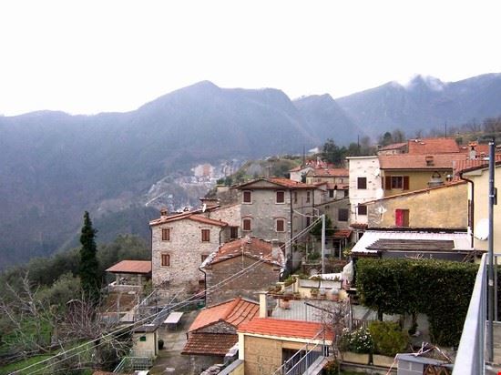  Fabbiano è un piccolissimo abbarbicato sulle alle Alpi Apuane abitato da una settantina di persone. Per chi ama la quiete dei paesini montani.  