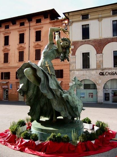  Pietrasanta offre in ogni periodo dell'anno mostre di artisti di fama mondiale come Botero e Mitoraj. In questa immagine è raffigurata un'opera ideata da Gina Lollobrigida esposta nella piazza del Duomo qualche anno fa.  