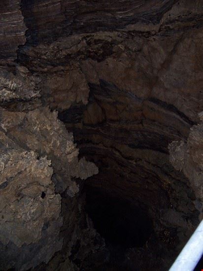  il pozzo di novanta metri nella Grotta del Vento visibile solo per coloro che effettuano il percorso completo di tre ore.  