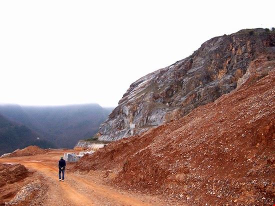  La cava "Cappella" sotto il paese di Fabbiano  