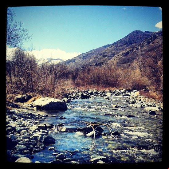  a sampeyre si possono trovare numerosi percorsi naturalistici tra i quali la passeggiata lungo il torrente Varaita. da cui e' tratta questa foto  