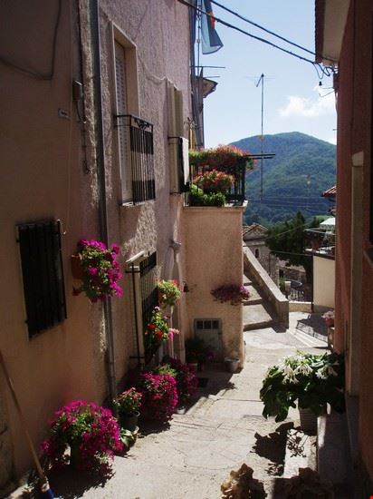  Questo vicolo è uno dei più bei vicoletti di Acquafondata. Si è soliti nel periodo estivo sedere sui suoi gradini a respirare l'aria fresca di montagna. Acquafondata è un paese, un borgo, di montagna. Con i suoi 956 m. l'aria che si respira è libera da impurità ed è molto salutare.
  