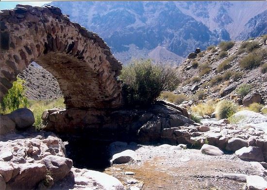 El puente del inca Puente de Picheuta sopra il rio Mendoza  