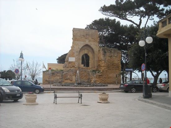  Arco Normanno, simbolo di Mazara.  Resti del castello Normanno.  