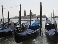 gondole vicino palazzo ducale venezia
