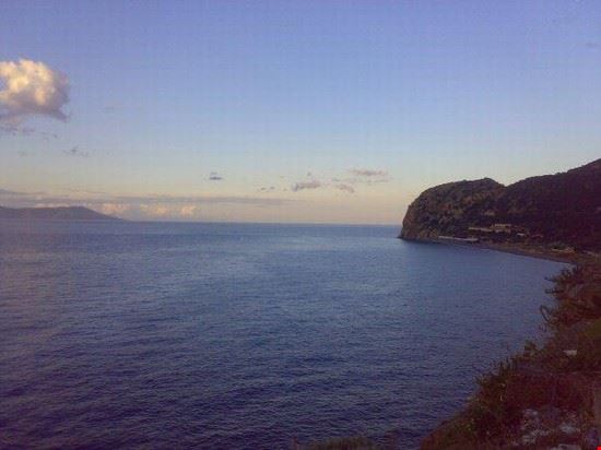  La splandida spiaggia di Capo Calavà all'ora del tramonto  