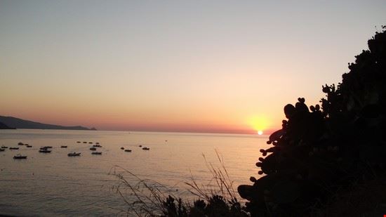  Uno dei proverbiali tramonti a Gioiosa Marea  
