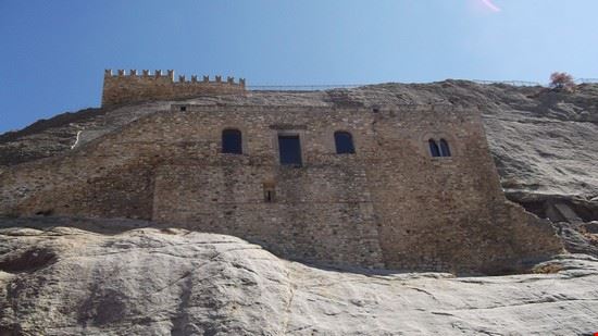  Il castello scavato nella roccia, a Sperlinga nel centro della Sicilia  