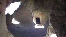 grotta all'interno del castello